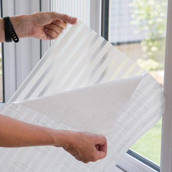 Vindusfolie med hvite striper på frosted bakgrunn
