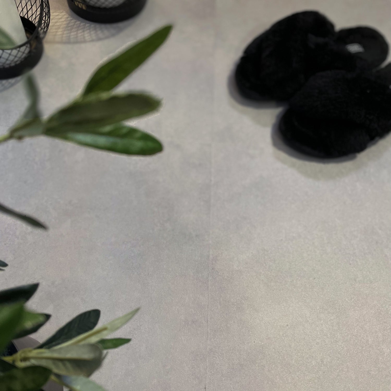 Stabel med Berlin betong selvklebende fliser – klar til montering.