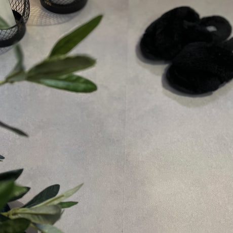 Stabel med Berlin betong selvklebende fliser – klar til montering.