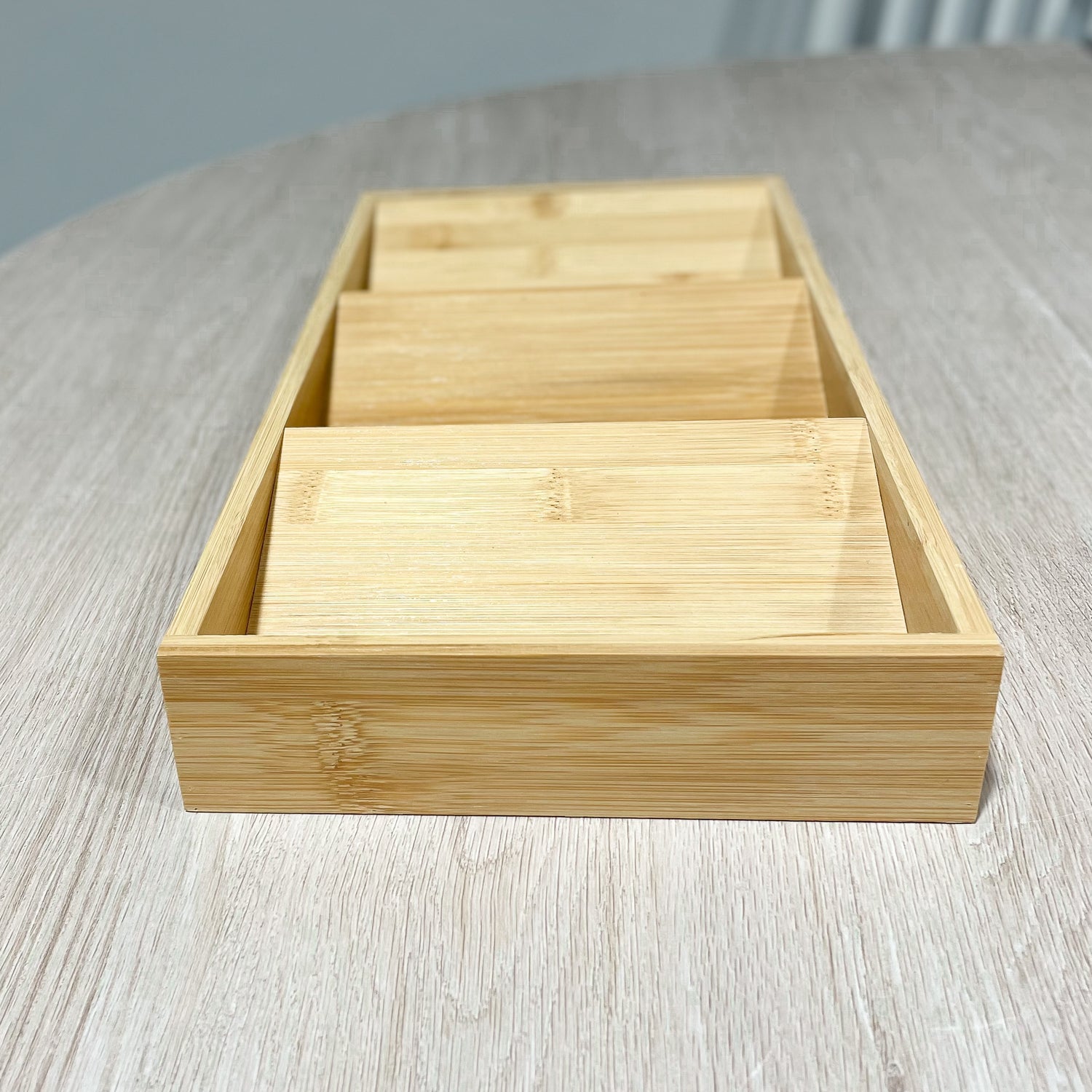 Treinnsats til krydder som gir oversikt i kjøkkenskuff