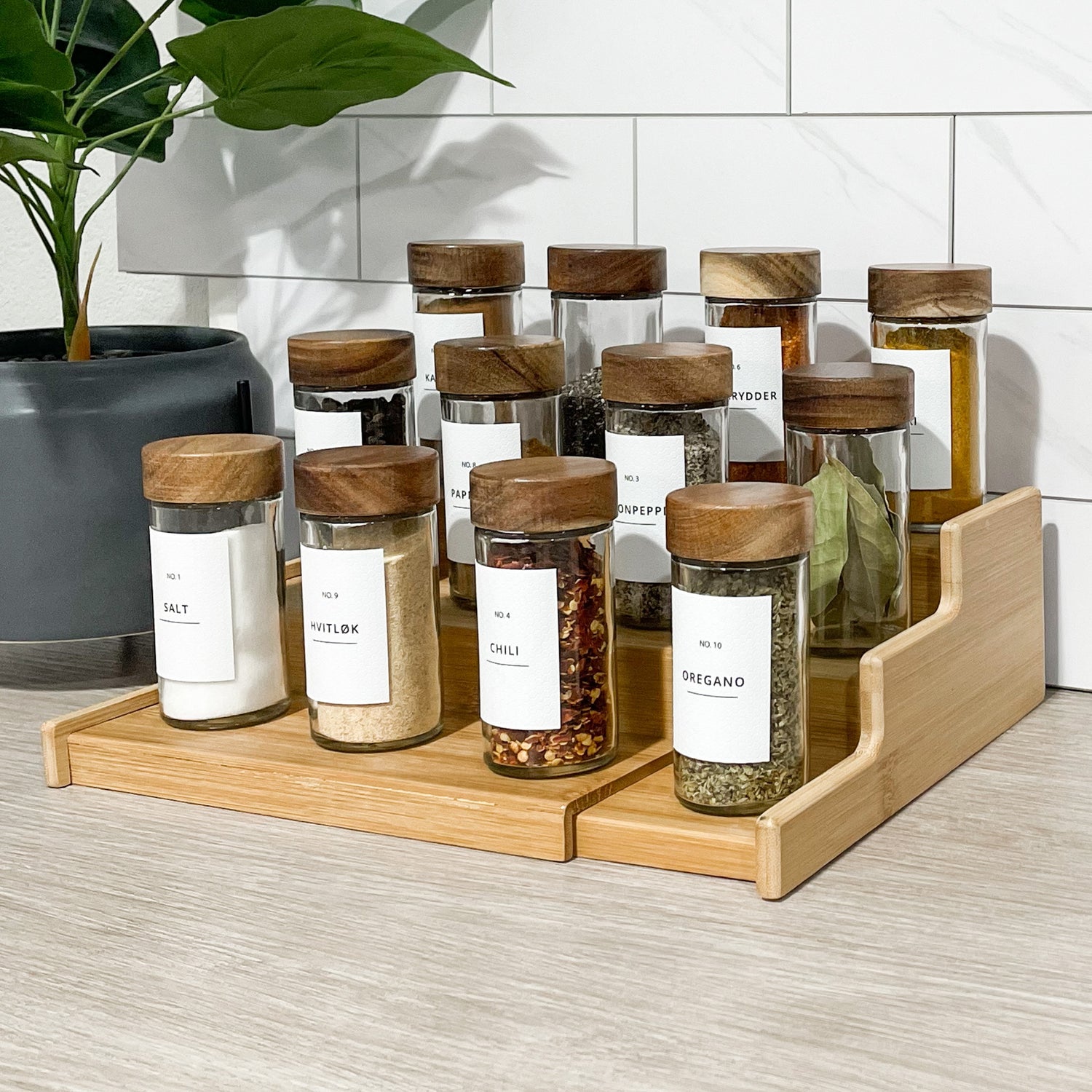 Krydderstativ i bambus med krydderglass – plassbesparende organizer