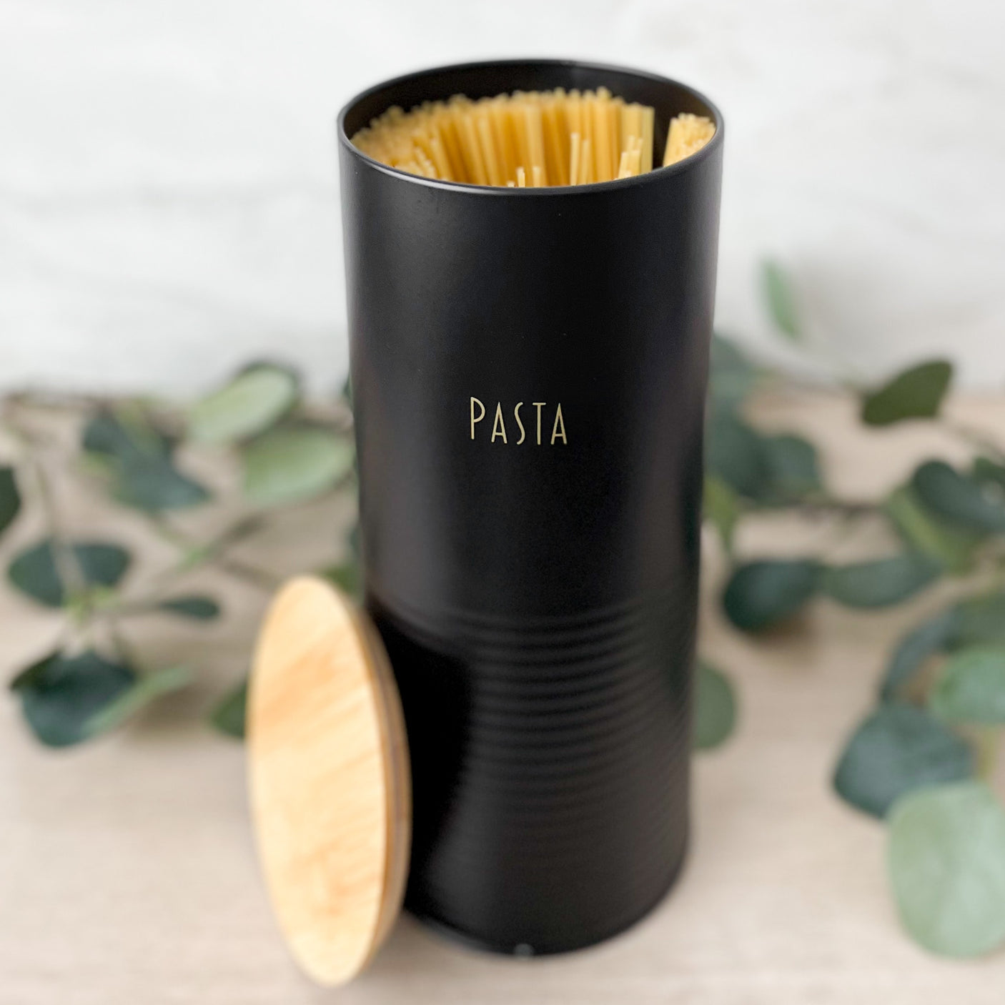 Boks pasta, sort metall