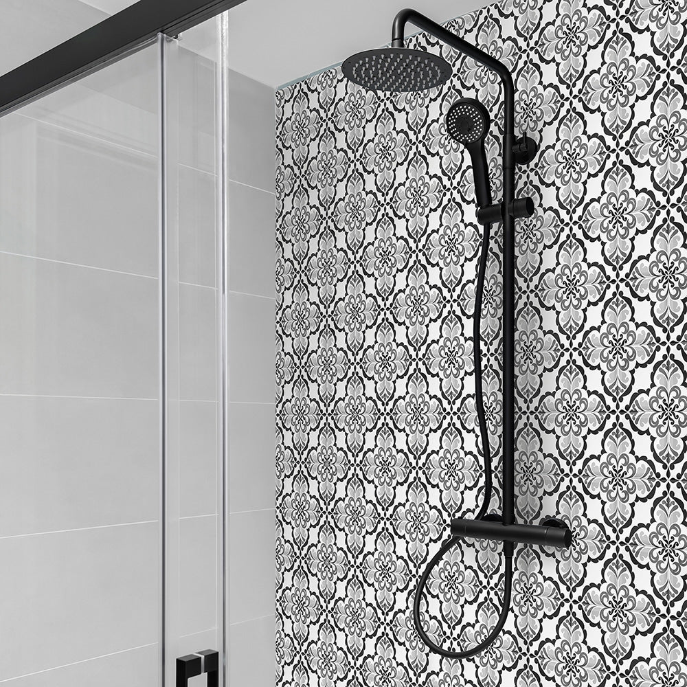 Lisbonne selvklebende fliser med historisk design i sort, grå og hvit. Fliser som egner seg til dusj, gulv og vegg.