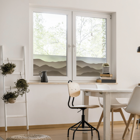 Nærbilde av Static Premium Mountains vindusfolie – stiliserte fjell i gråtoner med dybde