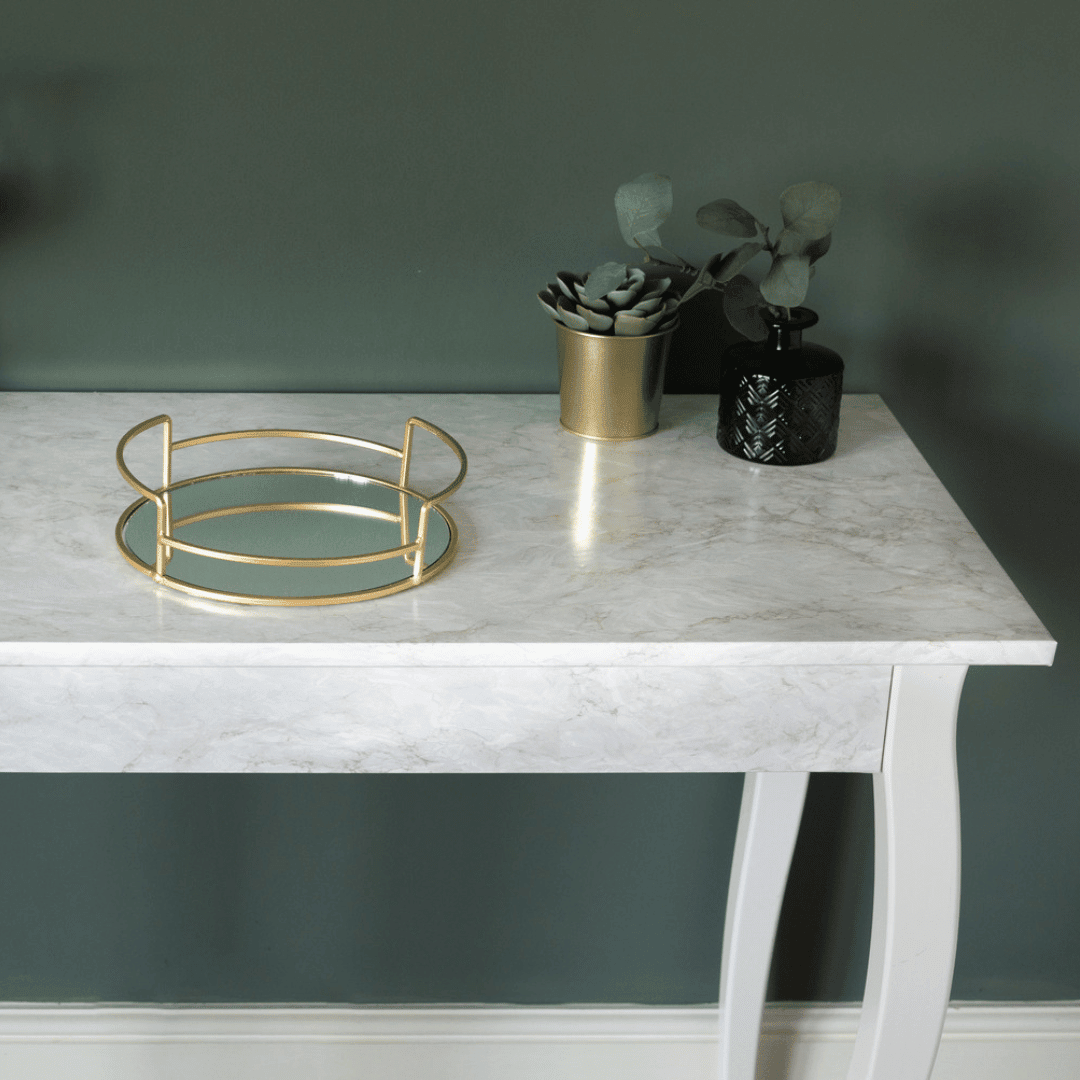Kjøkkenbenkeplate fornyet med hvit marmor kontaktplast – elegant med gulldetaljer
