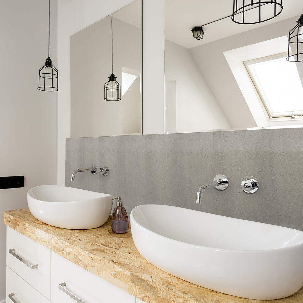 Berlin betong selvklebende fliser på baderomsvegg – moderne og tidløs look.