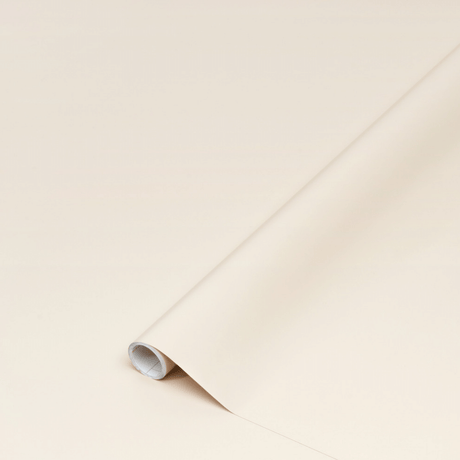 Nærbilde av Uni matt sand kontaktplast – silkematt finish i varm beige