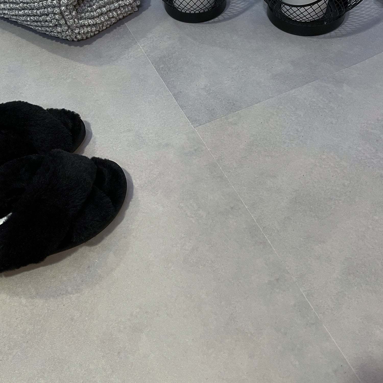 Detaljbilde av Berlin betong fliser i grå betongfinish – realistisk overflate.