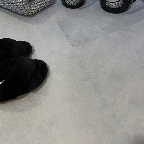 Detaljbilde av Berlin betong fliser i grå betongfinish – realistisk overflate.