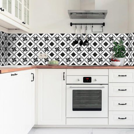 Fliser med stjerne- og linjemønster i klassisk svart og hvitt.