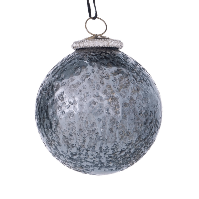 Enkel grå, teksturert julekule i glass – med sølvfeste og svart oppheng.