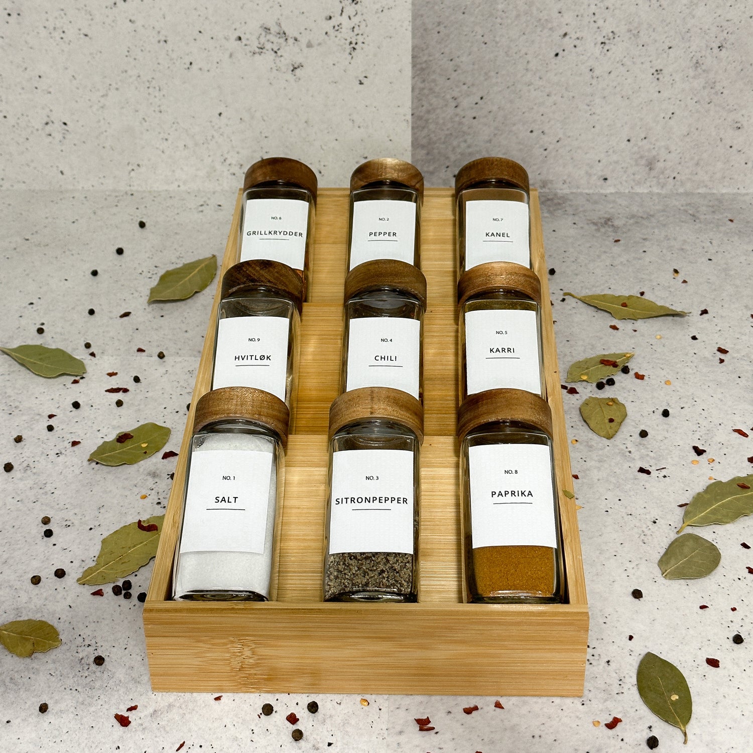 Krydderorganisering i skuff med innsats i naturtre