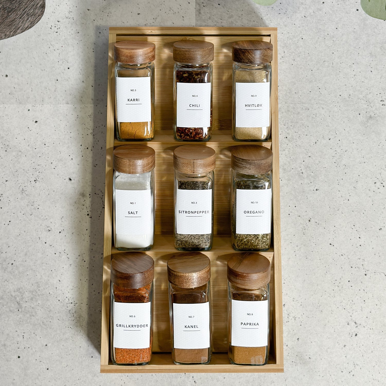 Skuffeinnsats til krydder i naturtre med plass til 9 krydderglass