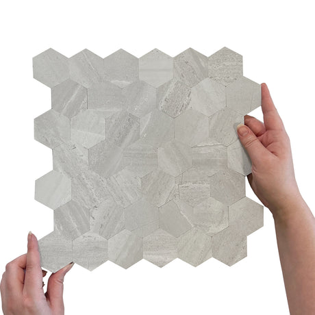 Hexagon selvklebende fliser i lysegrå betong – vannavvisende og slitesterke"

