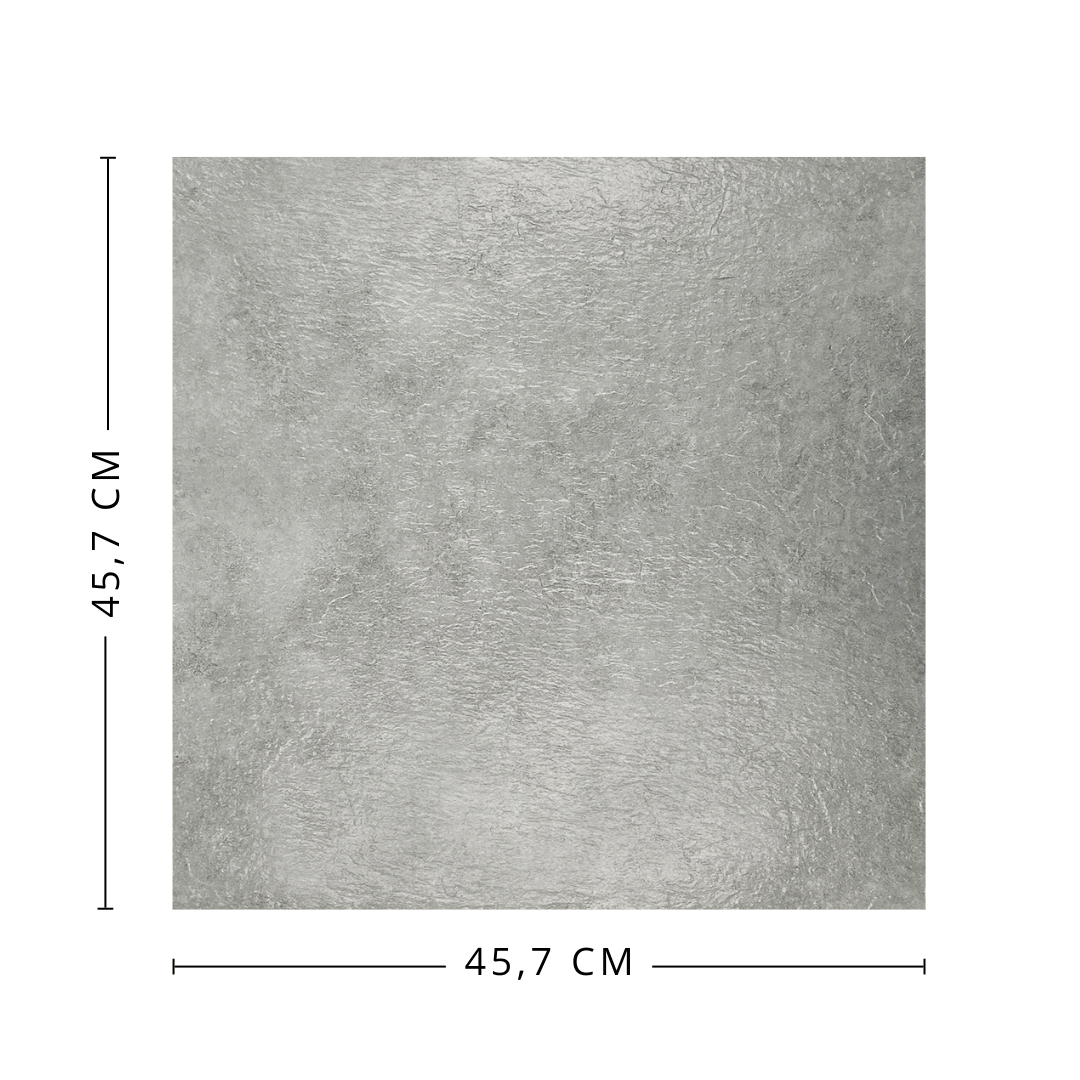 Selvklebende gulvfliser i lys betong-look montert på gulv i baderom eller kjøkken"

