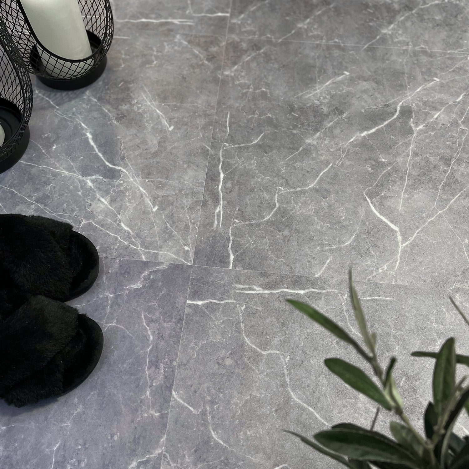 Gulv med Firenze-fliser i mørk, naturtro finish og matt overflate.