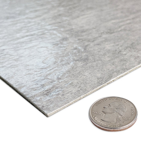 Detaljbilde av lys betong gulvfliser med naturlig steinstruktur og grå nyanser"

