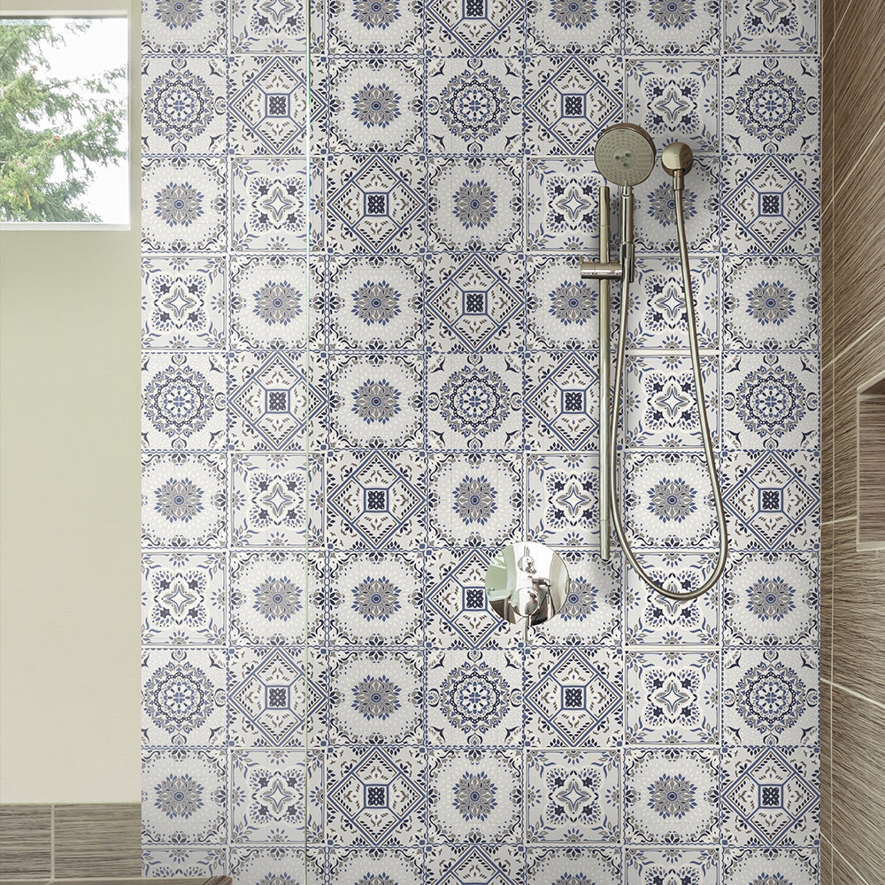 Marokko fliser er delikate selvklebende fliser med historisk design i dempet blå og beige.
