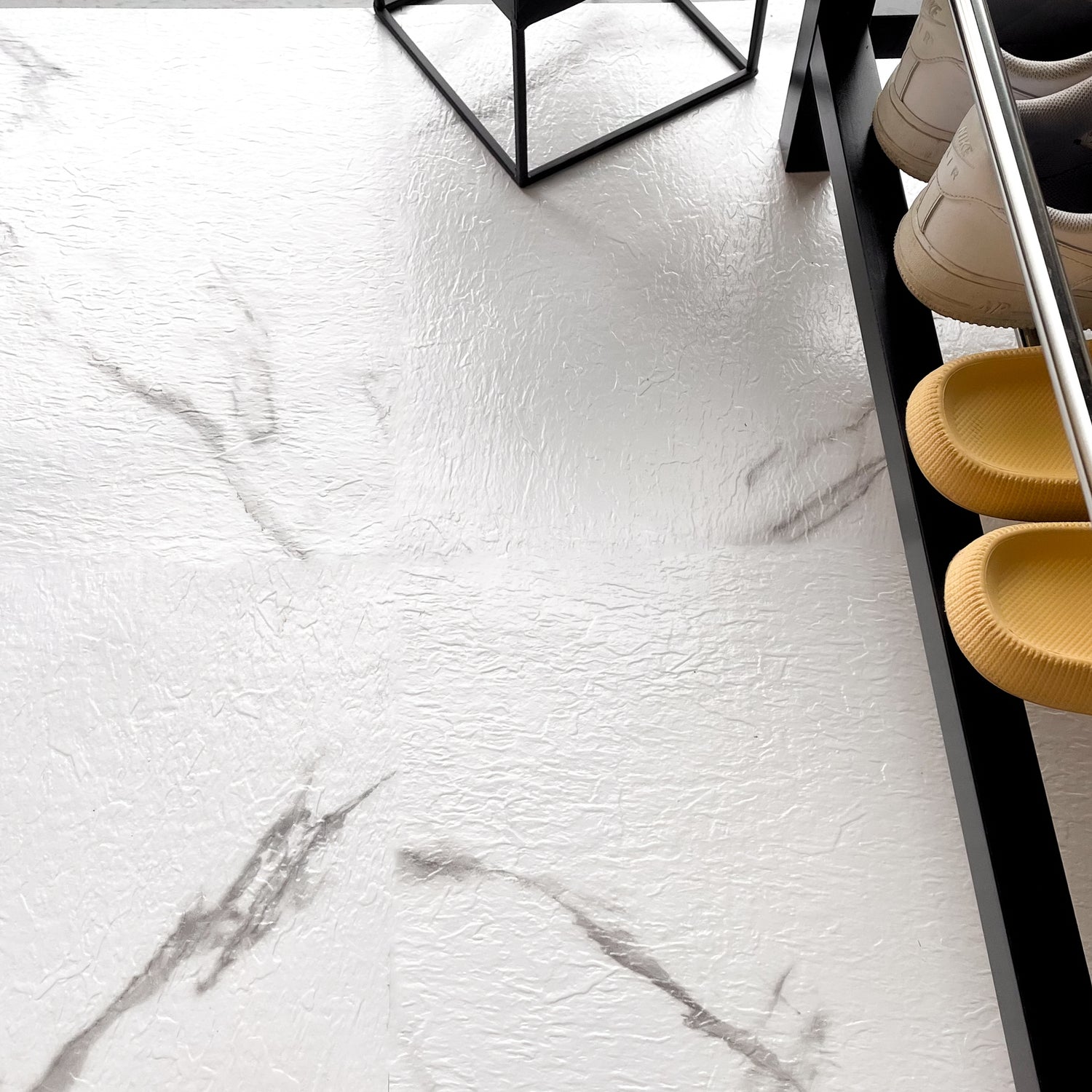 Selvklebende gulvfliser i hvit marmor for enkel montering i gang og kjøkken"

