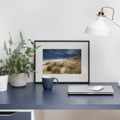 Kjøkkenskap fornyet med marineblå kontaktplast – moderne og tidløst uttrykk