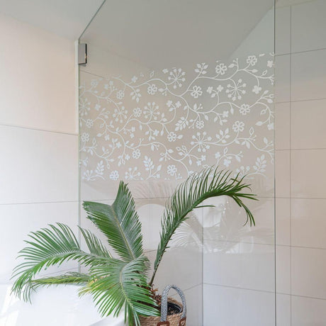 Vindusfolie med hvite blomster på matt glass-effekt
